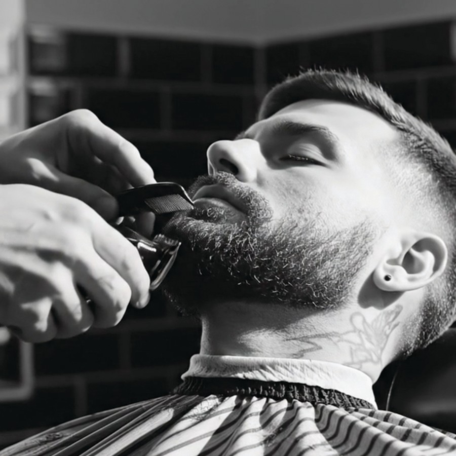 Taille de barbe à la tondeuse chez le barbier
